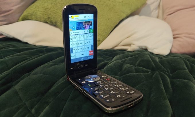 Emporia Touchsmart2 is a flip-phone with WhatsApp and a touchscreen keyboard