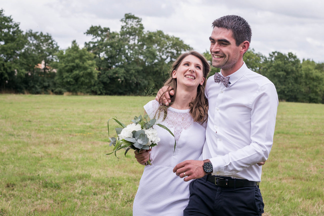 couple de mariés qui rigole