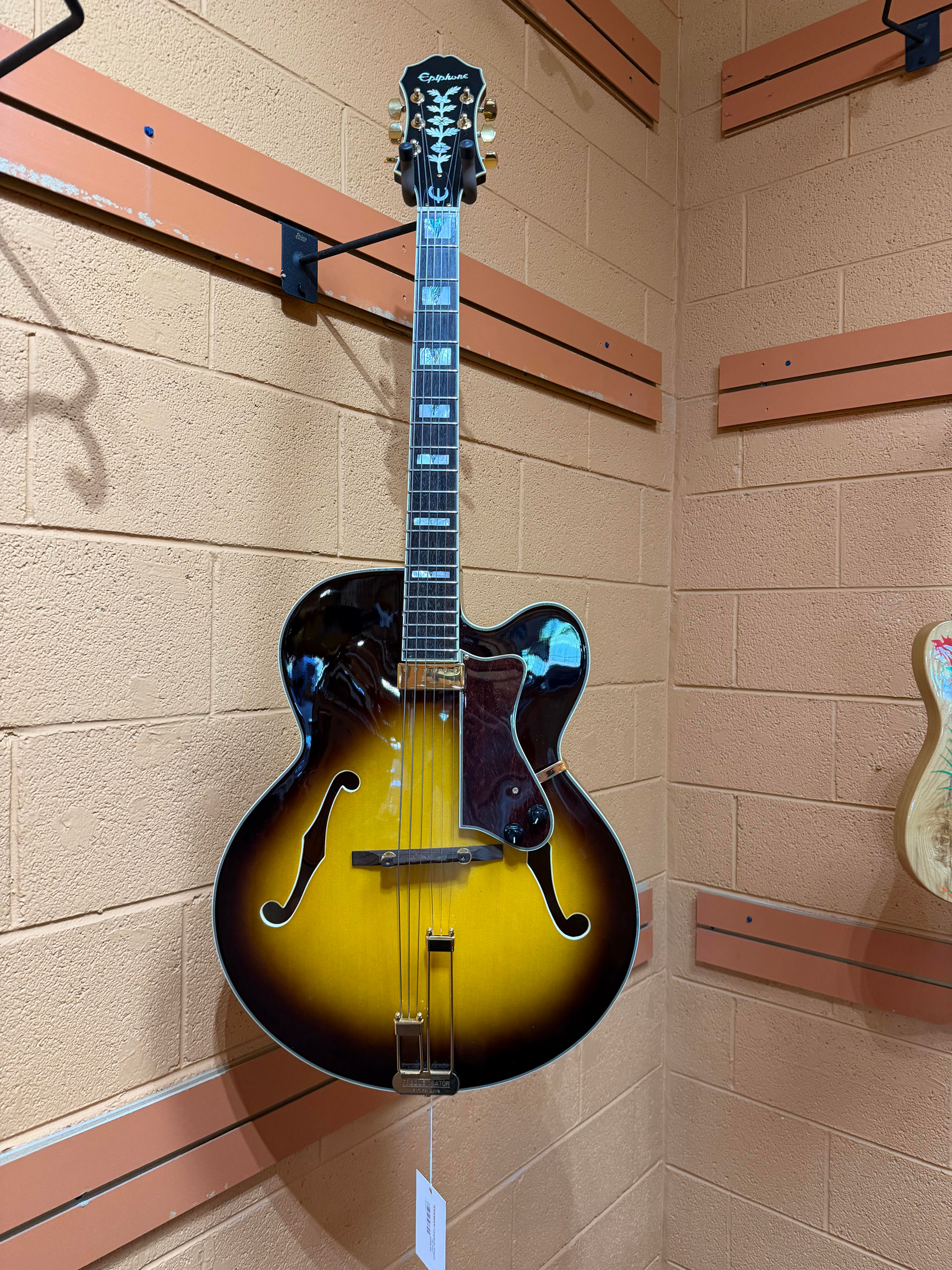 Epiphone Emperor Regent Archtop with Gold Hardware (Sunburst)