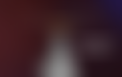 Uma moça com um astronauta na mão em tons de cinza