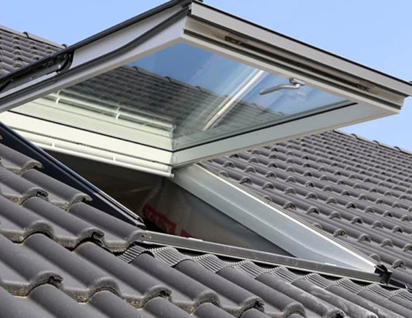 Offenes Dachfenster auf Ziegeldach