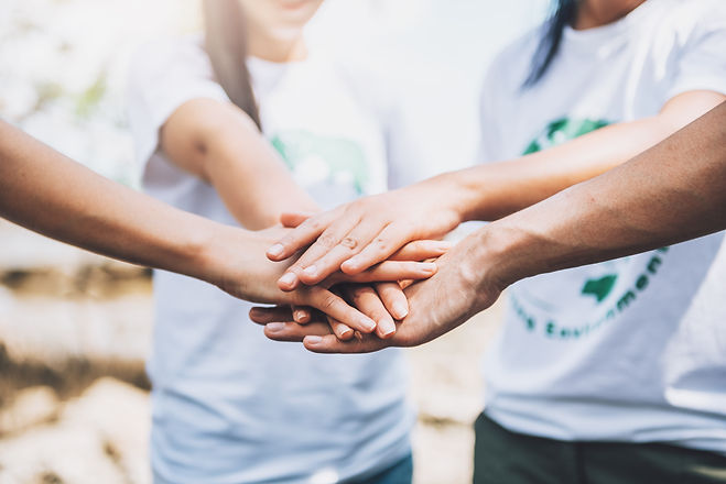 primer-plano-de-personas-voluntarias-trabajo-en-equipo-poniendo-el-dedo-en-forma-de-estrel