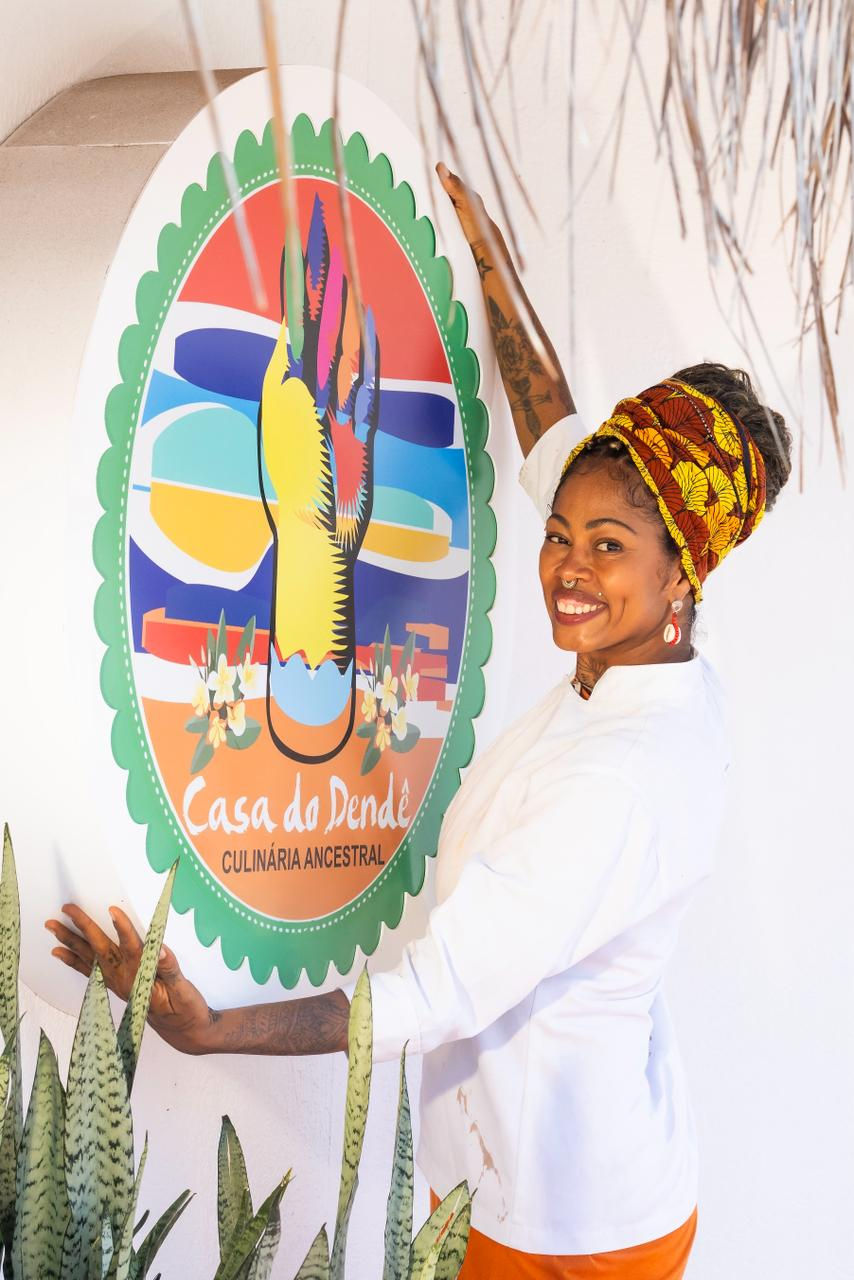 Bianca Oliveira segue fortalecendo a sabedoria ancestral através dos pratos e receitas desenvolvidas por ela em seu restaurante, Casa do Dendê, localizado atualmente em um dos pontos turísticos da capital sergipana. (Foto: Arquivo pessoal)