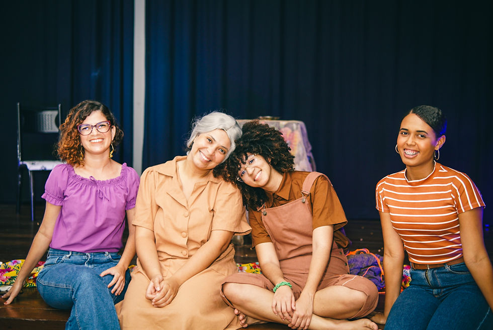 Além da equipe criativa, o espetáculo conta com a participação de Larissa Paz (à direita) e Laís Félix (de camisa rosa), intérpretes de Libras responsáveis pela acessibilidade. (foto: Robério Luz)