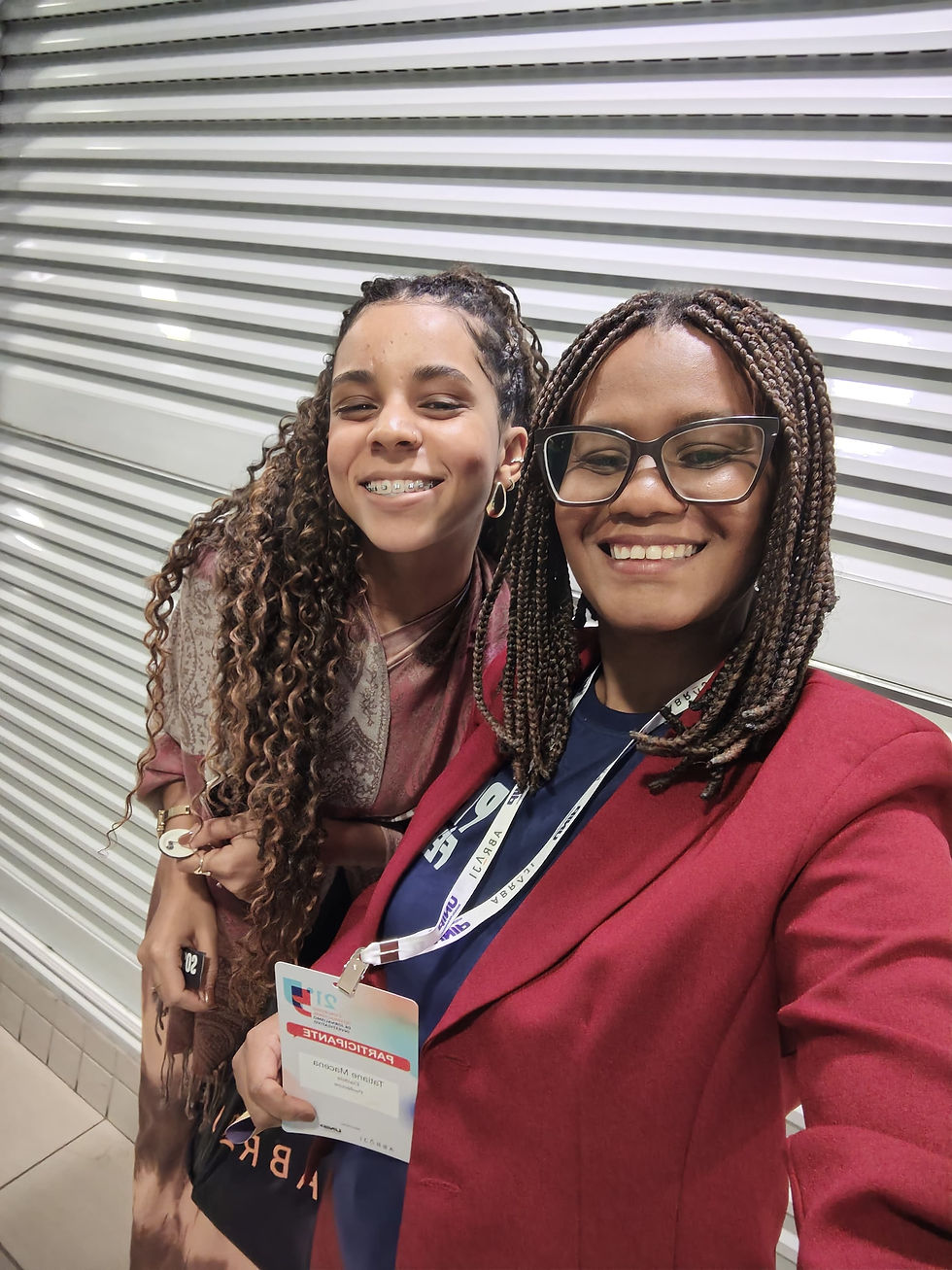 Dessa vez a representação do Periféricos no Congresso foi em dose dupla, nossa idealizadora Tatiane Macena e nossa editora-adjunta Maria Rafaela participaram dos três dias de evento. (Foto: arquivo pessoal)