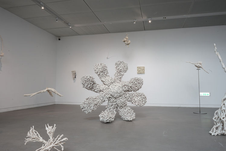 何宇森，2025年高雄獎，《南方雪》系列展出現場，共展出15件雕塑，於高雄美術館  
He yu-sen_Southern Snow_ series exhibited at the 2025 Kaohsiung Award, featuring 15 sculptures, held at the Kaohsiung Museum of Fine Arts_
