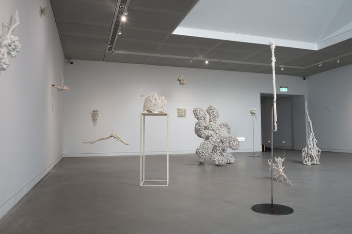 何宇森，2025年高雄獎，《南方雪》系列展出現場，共展出15件雕塑，於高雄美術館  
He yu-sen_Southern Snow_ series exhibited at the 2025 Kaohsiung Award, featuring 15 sculptures, held at the Kaohsiung Museum of Fine Arts_