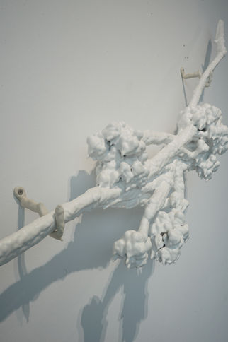 何宇森，2025年高雄獎，《南方雪》系列展出現場，共展出15件雕塑，於高雄美術館  
He yu-sen_Southern Snow_ series exhibited at the 2025 Kaohsiung Award, featuring 15 sculptures, held at the Kaohsiung Museum of Fine Arts_
