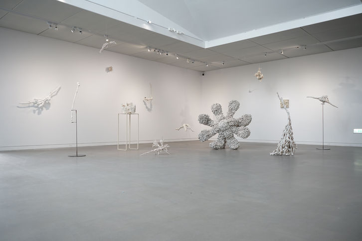 何宇森，2025年高雄獎，《南方雪》系列展出現場，共展出15件雕塑，於高雄美術館  
He yu-sen_Southern Snow_ series exhibited at the 2025 Kaohsiung Award, featuring 15 sculptures, held at the Kaohsiung Museum of Fine Arts_