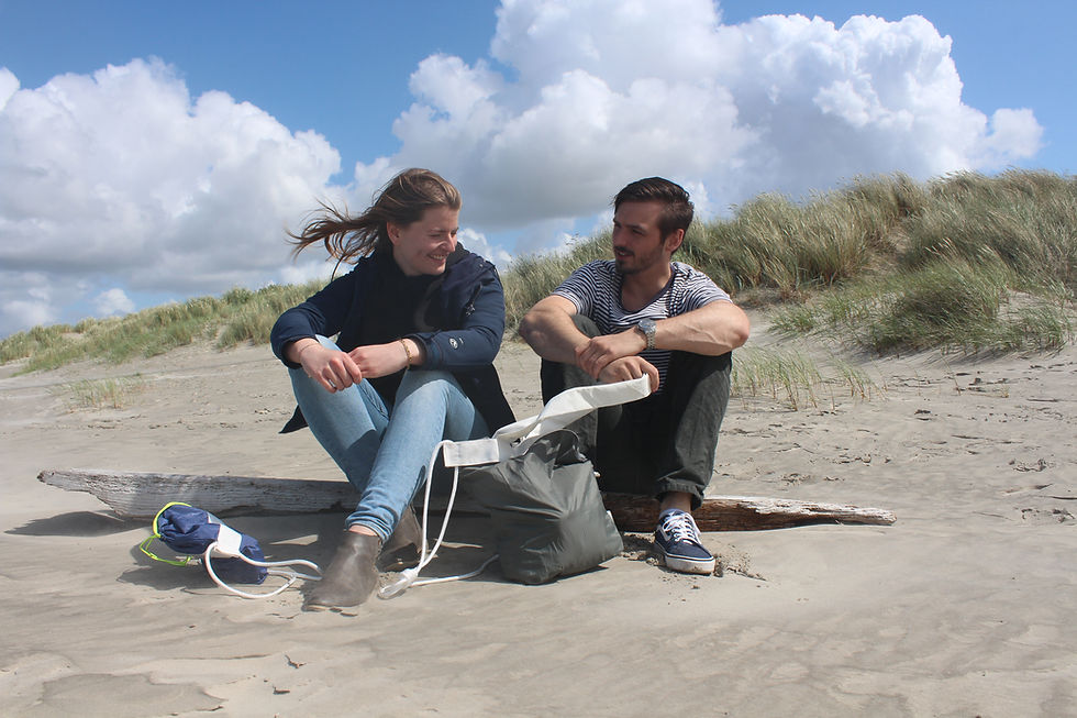 Content schieten op het strand van Schiermonnikoog