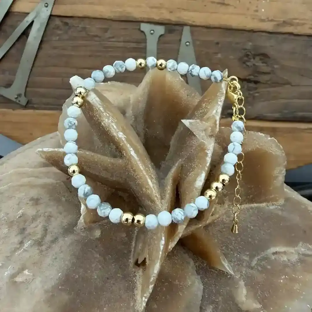 Bracelet doré Amara Howlite 4mm – Pierre associées aux Annales Akashiques
