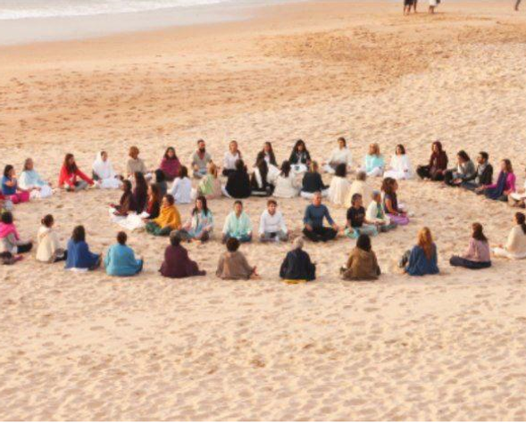Immagine di un gruppo di persone in due cerchi (pratica om chanting)