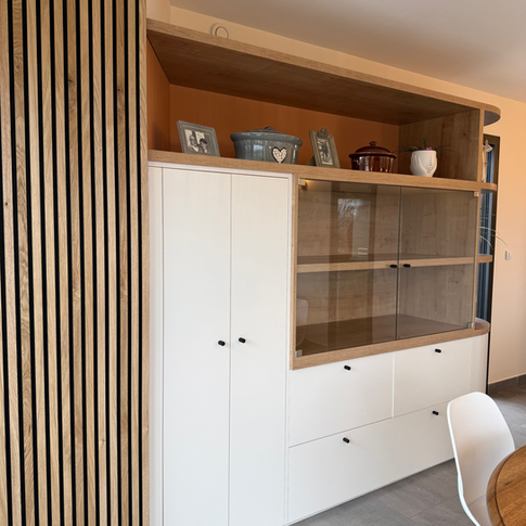 salon terracota, claustra, tasseaux de bois, salle à manger de charme, retro moderne, suspension cannage, architecte d'intérieur creuse, mélanie cuny
