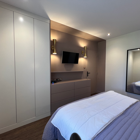 decor panoramique, tête de lit sur mesure laque matte rose brun, renovation maison le cabinet de psyché, décoratrice d'intérieur mélanie cuny creuse bourganeuf, chambre parentale