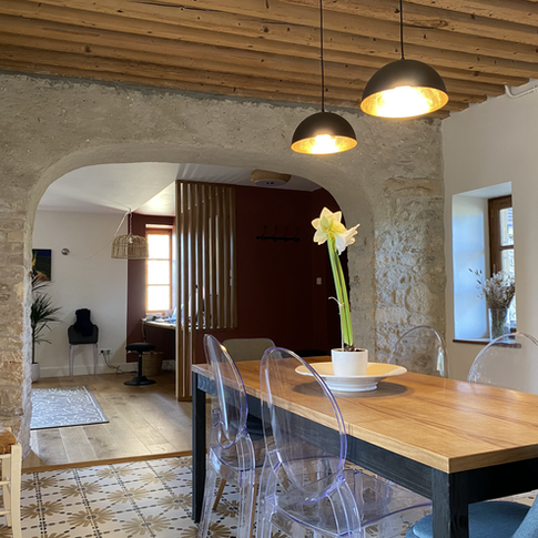 renovation ancien couvent en pierres, rénovation maison ancienne, architecte d'intérieur mélanie cuny le cabinet de psyché, creuse, parquet massif, carreaux de ciment, salle à manger retro