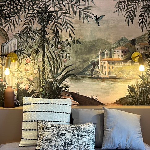 decor panoramique, tête de lit sur mesure laque matte rose brun, renovation maison le cabinet de psyché, décoratrice d'intérieur mélanie cuny creuse bourganeuf, chambre parentale, applique zangra laiton doré