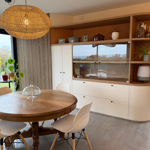 salon terracota, claustra, tasseaux de bois, salle à manger de charme, retro moderne, suspension cannage, architecte d'intérieur creuse, mélanie cuny