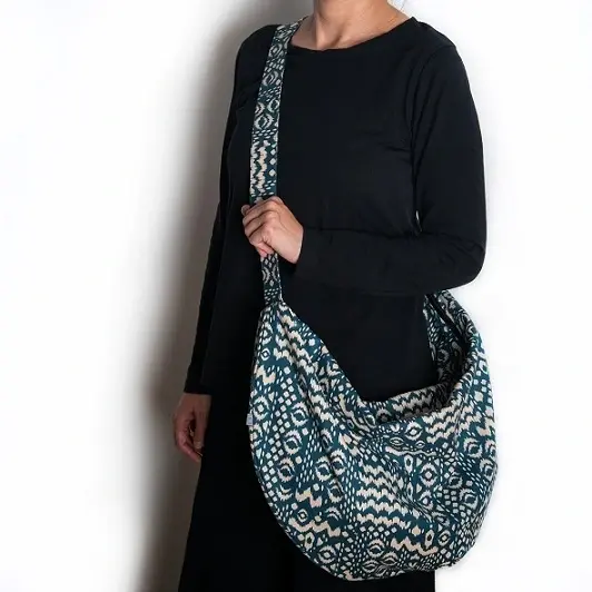Bolso bandolera grande estampado étnico en color azul.