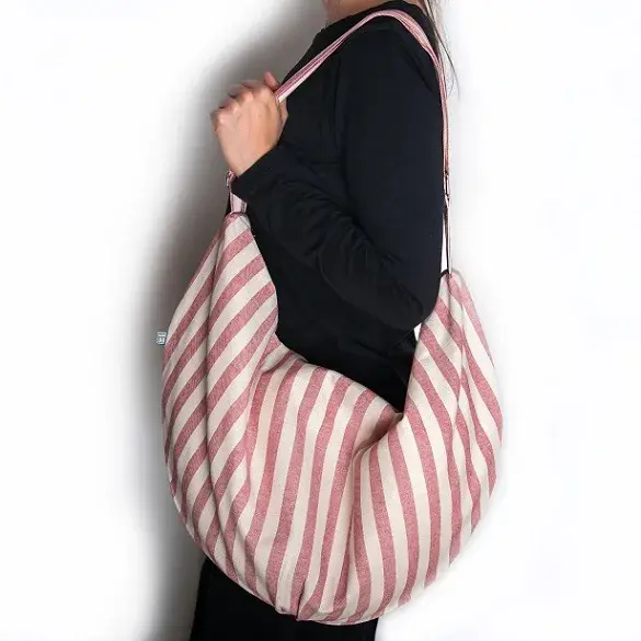 Bolso bandolera grande a rayas de color burdeos
