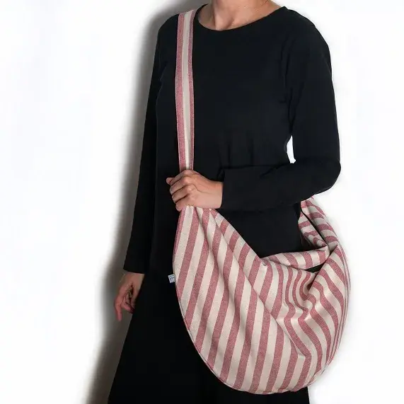Bolso bandolera grande a rayas de color burdeos