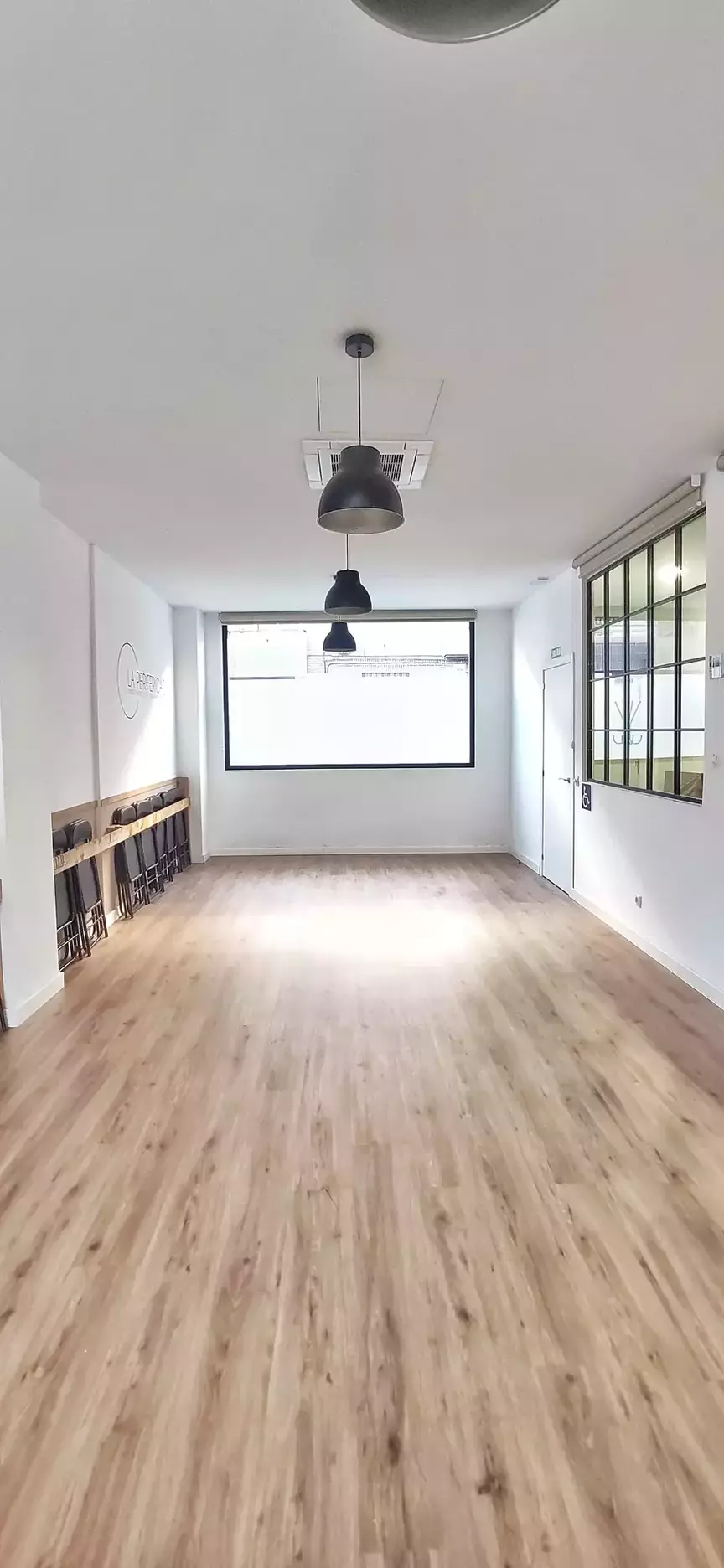 Sala grande vacía La Periférica 2