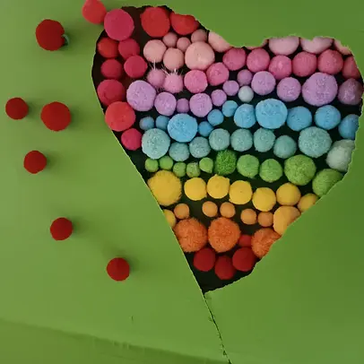 Un collage en forma de corazón con bolas de colores