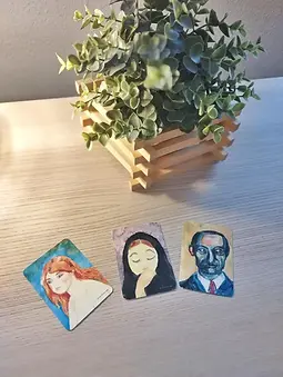 Cartas encima de una mesa junto a una planta