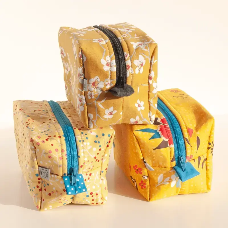 Neceseres rectangulares estampados en colores amarillos