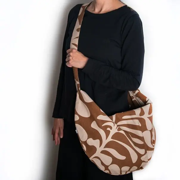 Bolso bandolera grande estampado en color marrón.