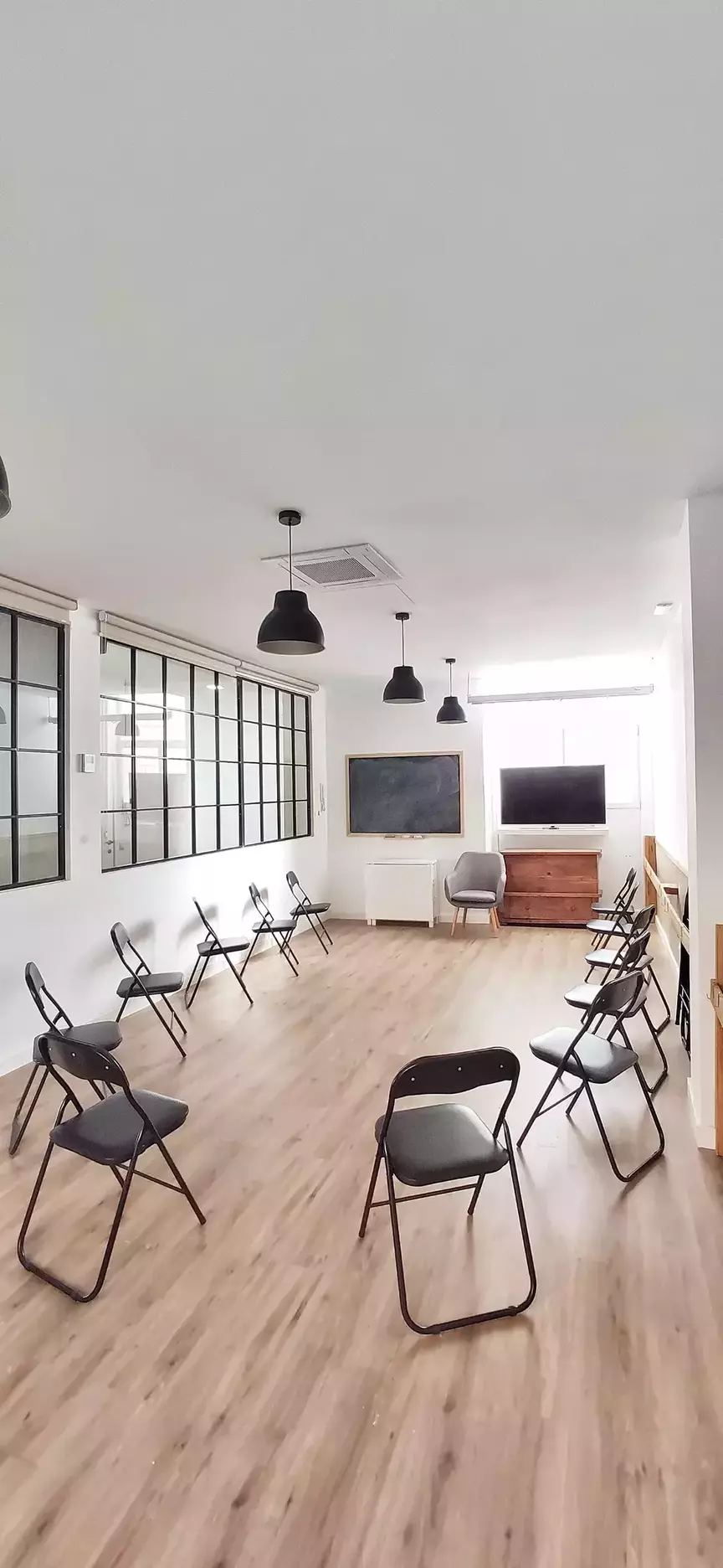Sala grande La Periférica 2 con sillas en círculo