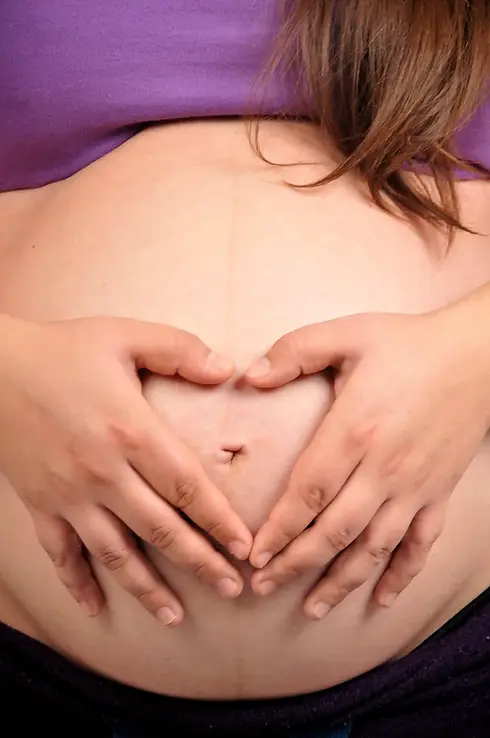 Vista en primer plano de cerca del ombligo de una mujer embarazada