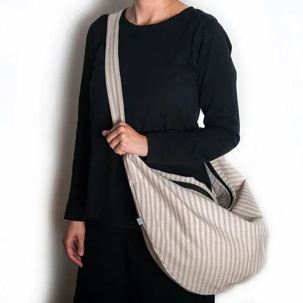 Bolso bandolera grande a rayas de finas grises