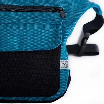 Riñonera bandolera azul con bolsillo negro