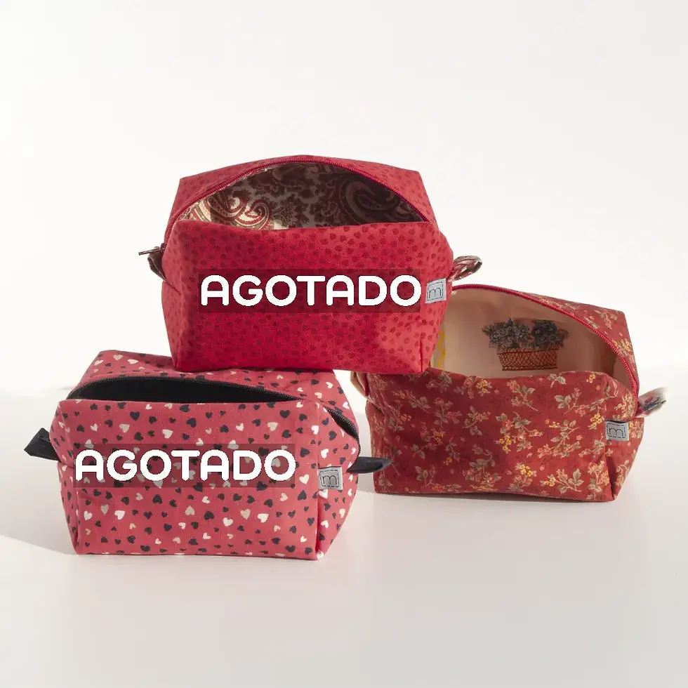 Neceseres rectangulares estampados en colores rojizos