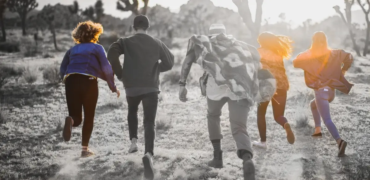 Adolescentes corriendo