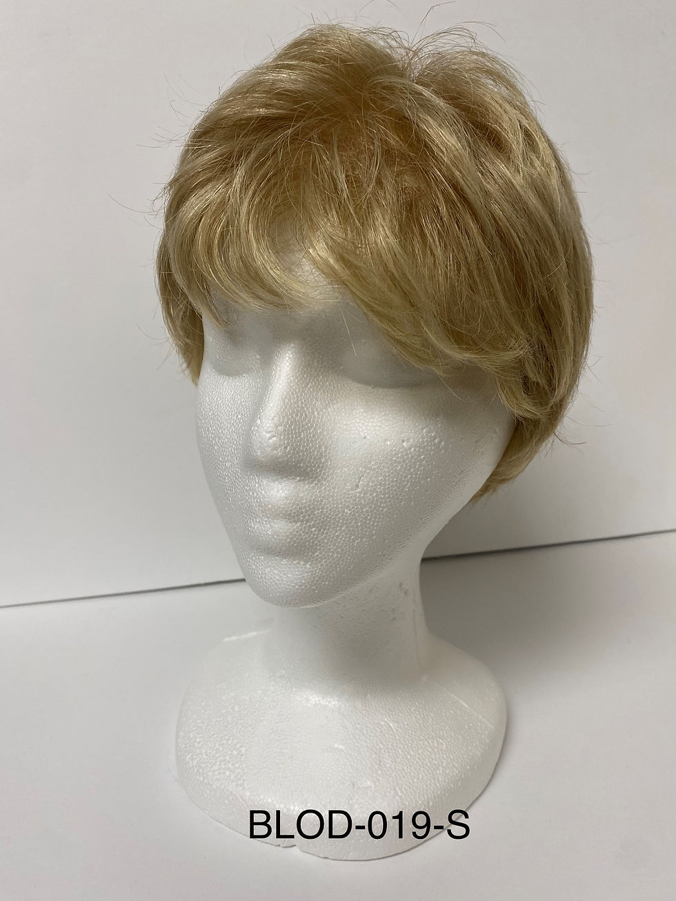 Thumbnail: Blond/Crop/Straight/Bangs
