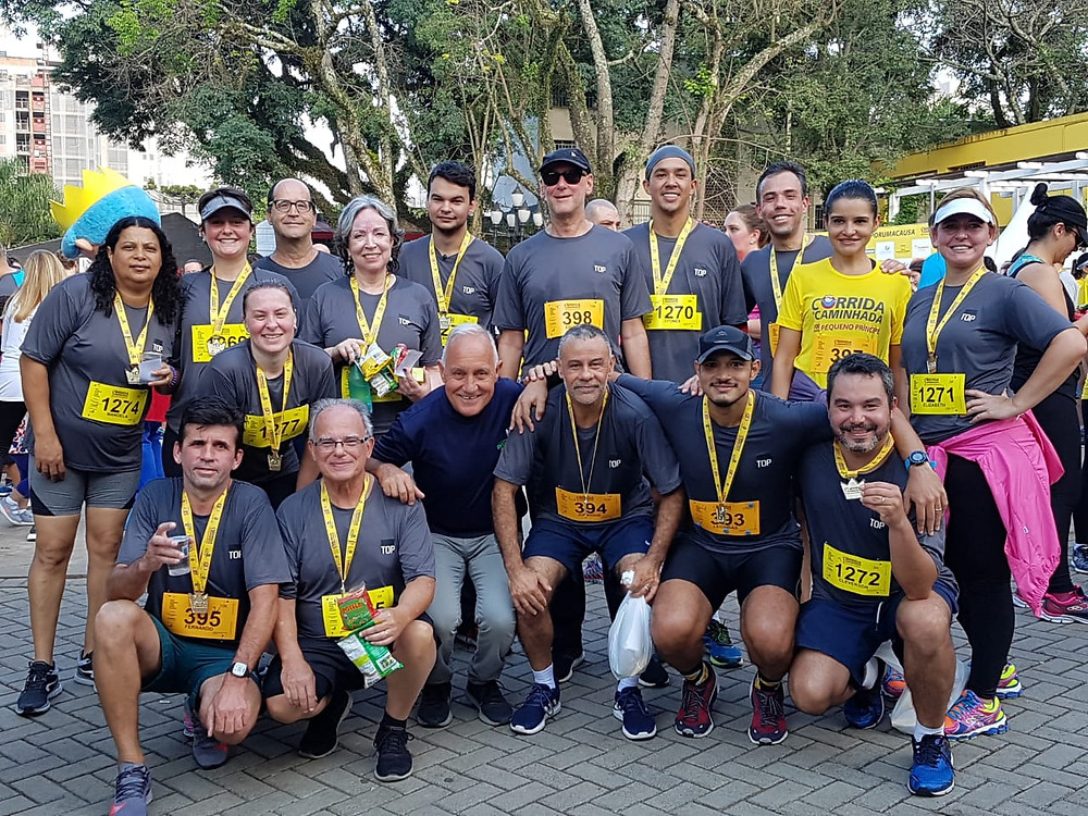 Equipe Top Imóveis junto com Tadeu Natalio Tymowicz, personal trainer da equipe e um dos organizadores da prova.