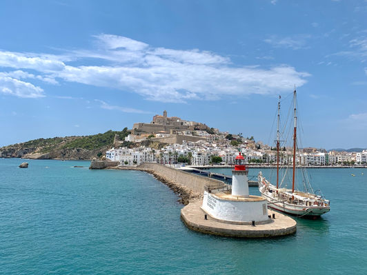 Europe vs Gulf: Which is Better for Expats?