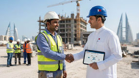 Infographic explaining Bahrain's new rule allowing foreign workers to temporarily work for another employer for up to 90 days under Decision No. 2 of 2026, with conditions, fees and Bahrainisation requirements.