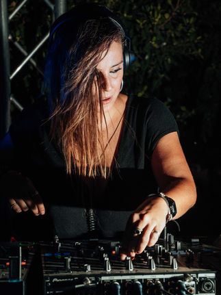 Paula Kasbaeh toma el control de la up room de m7 club