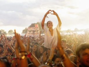 La pista de baile como refugio emocional: la música electrónica emerge como aliada frente a la ansiedad juvenil