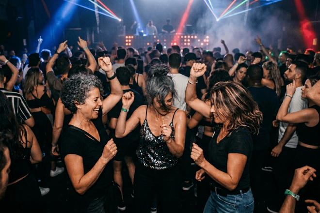 El clubbing mejora la salud mental de mujeres de entre 40 y 65 años, según un estudio académico