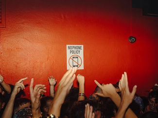 El clubbing sin móviles arrasa: las fiestas “phone-free” crecen un 567% en todo el mundo