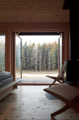 Fromms Lada-tiny-house-rouge-de-falun-salon.jpeg