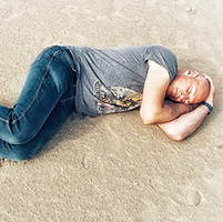 Strand liggend kwetsbaar.jpeg
