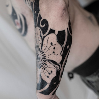 In this project, I had the honor of working with a client who wanted to cover her mastectomy scar with a tattoo that reflected her identity and strength. Using a dark Japanese style and blackwork approach, we began with the scar coverage on the chest, creating a fluid and harmonious design that extends down the arm. The result is a tattoo that not only hides the scar, but also celebrates transformation and personal empowerment.