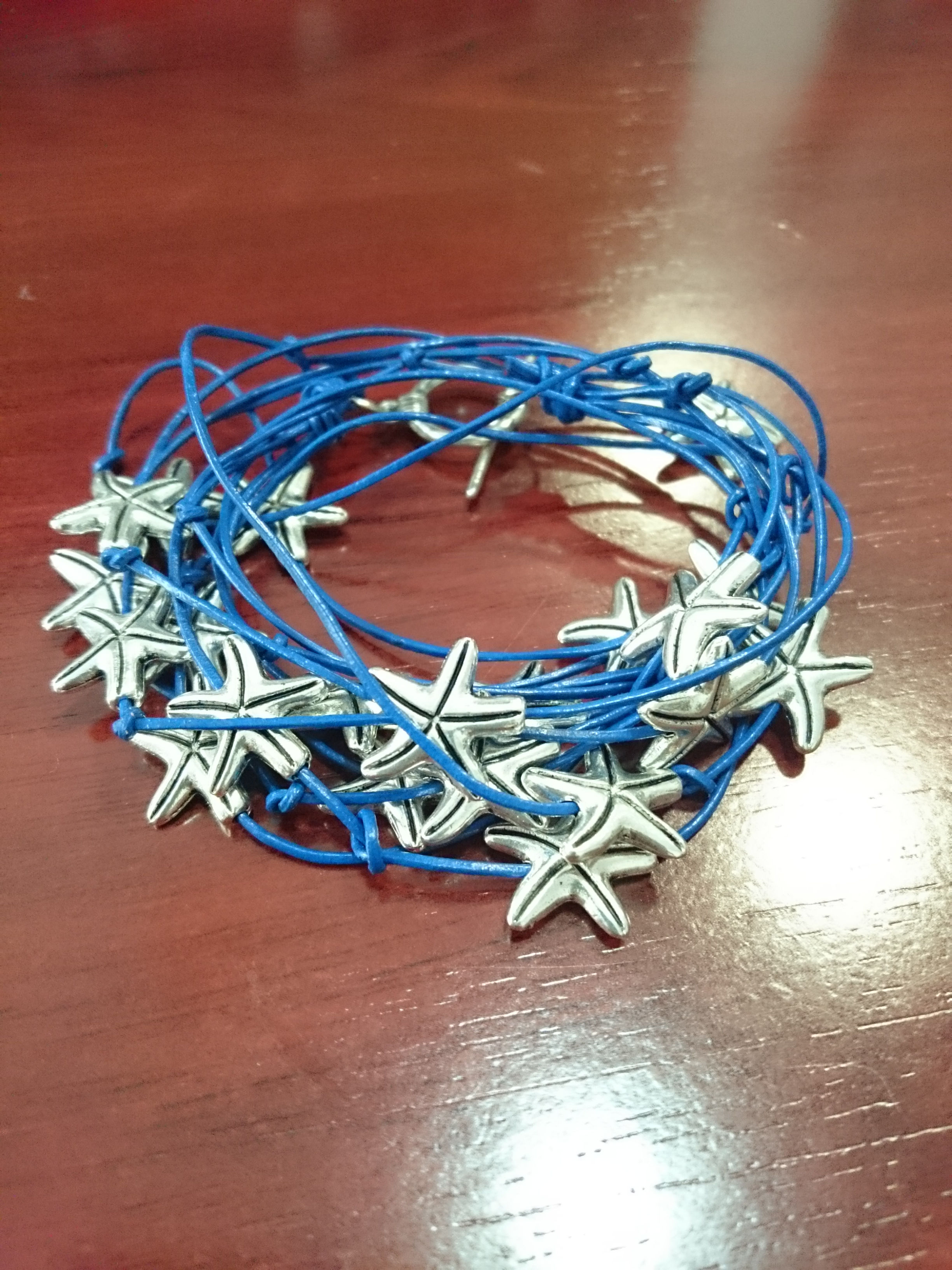 Pulsera / Collar de cuero azul. Bajo el mar.