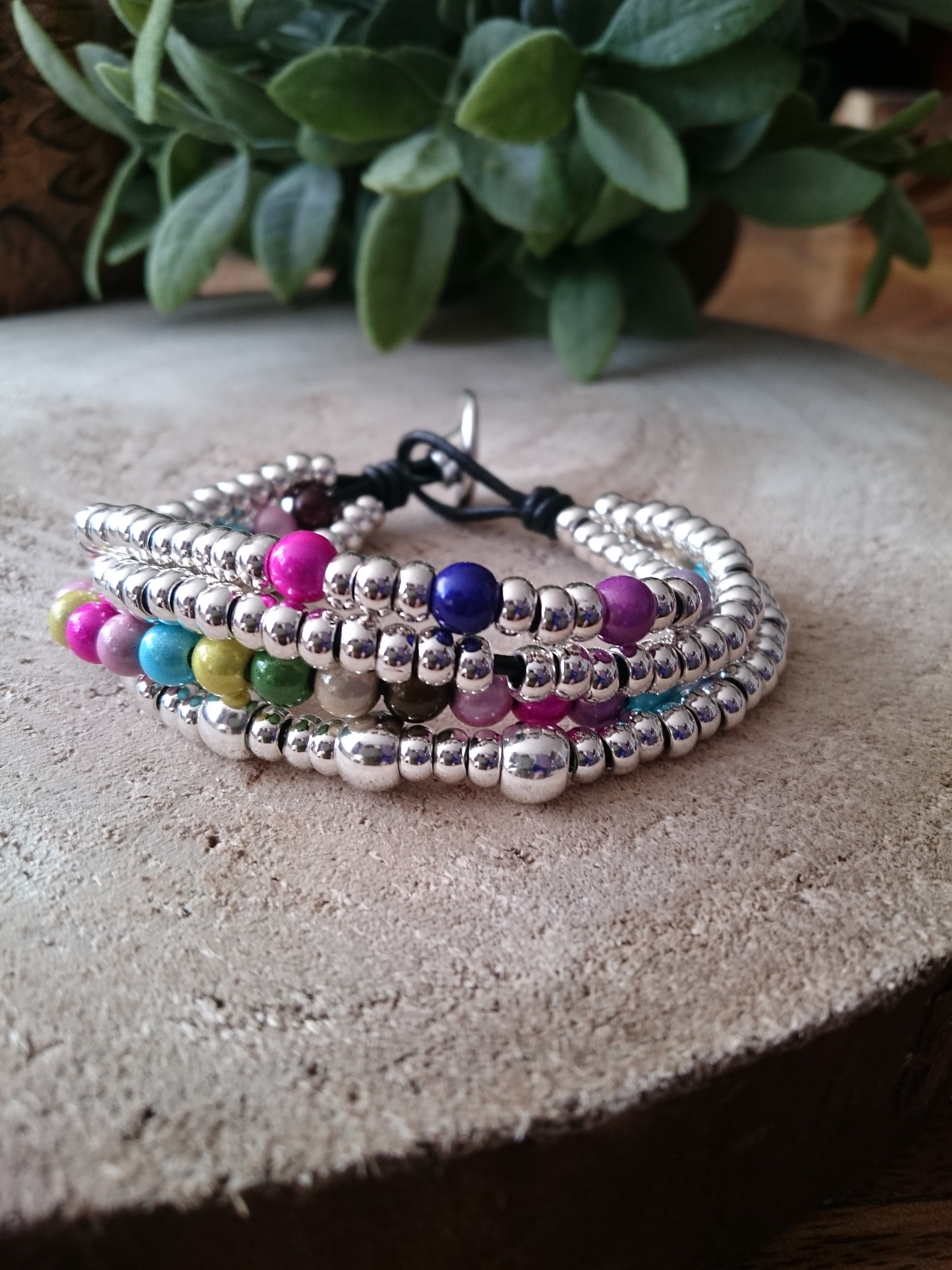 Pulsera de Zamak con cuentas de colores.