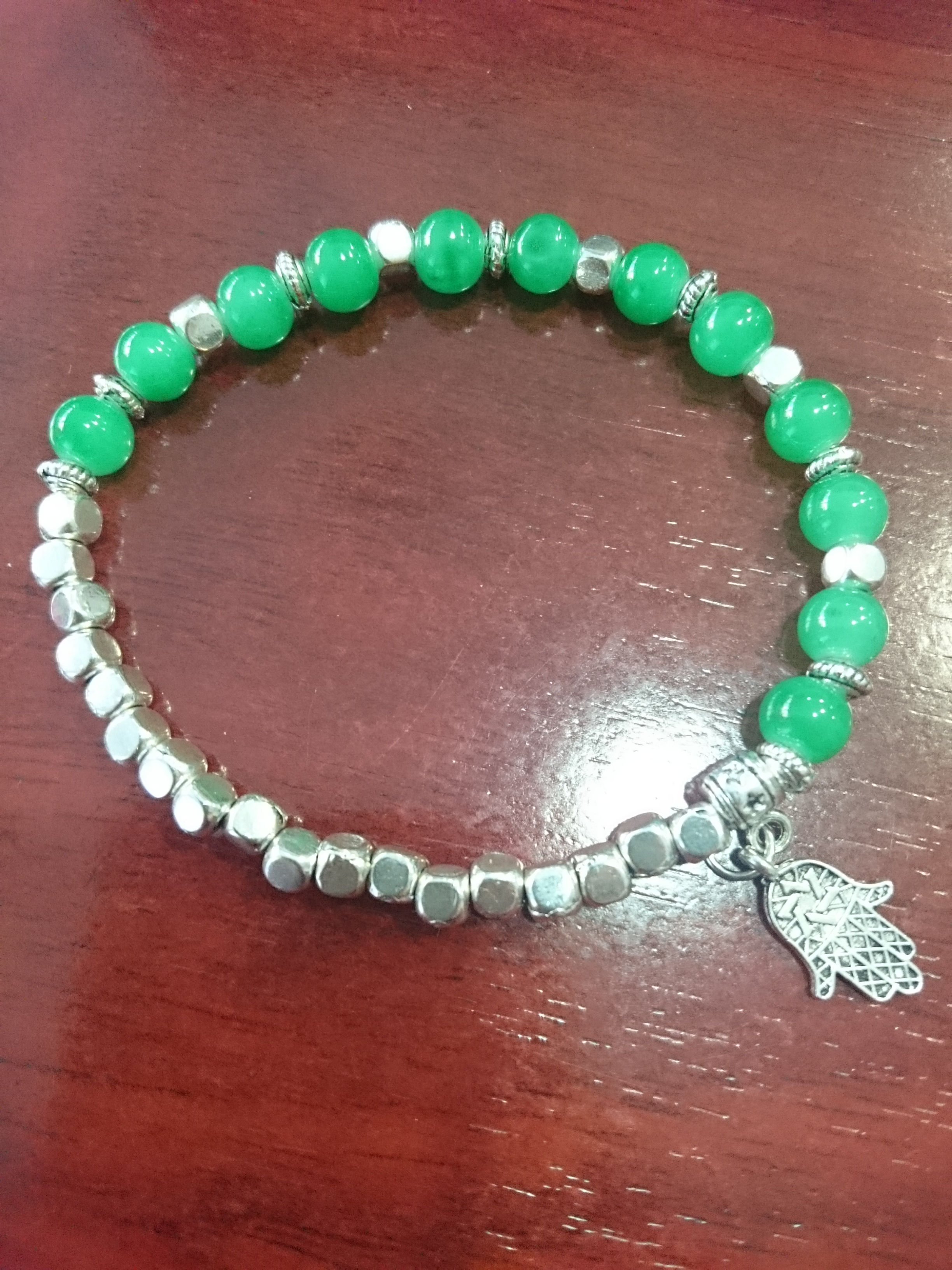 Pulsera cristal verde y metal.