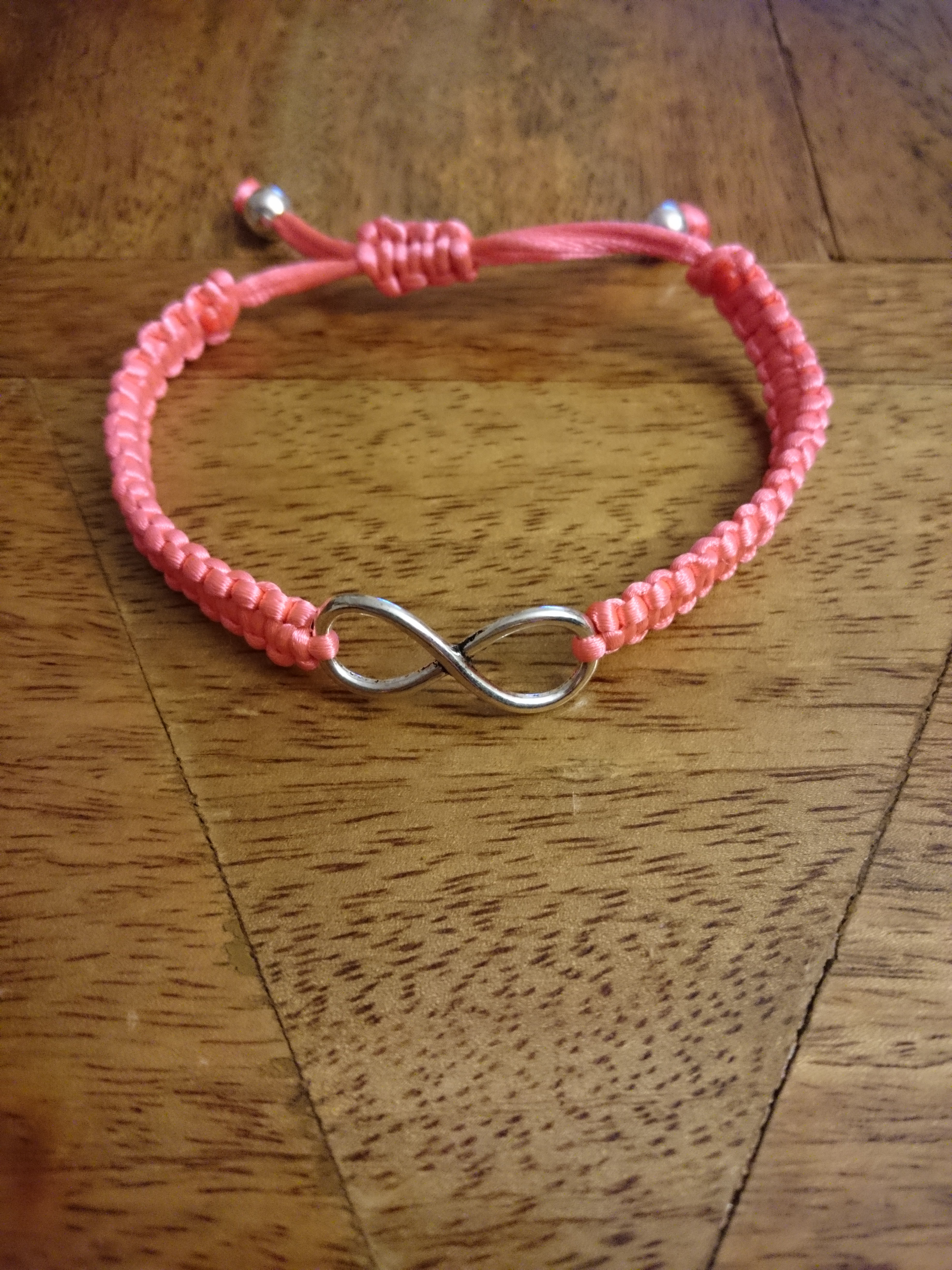 Pulsera macramé flúor con infinito.